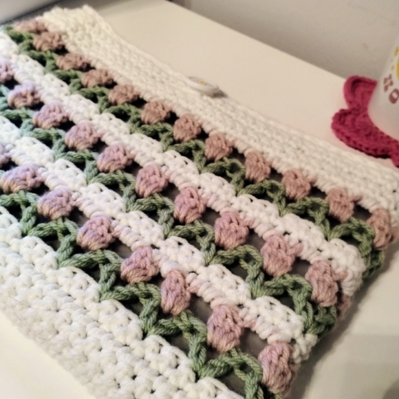 Crochet tulip laptop sleeve - Picture 1 of 4